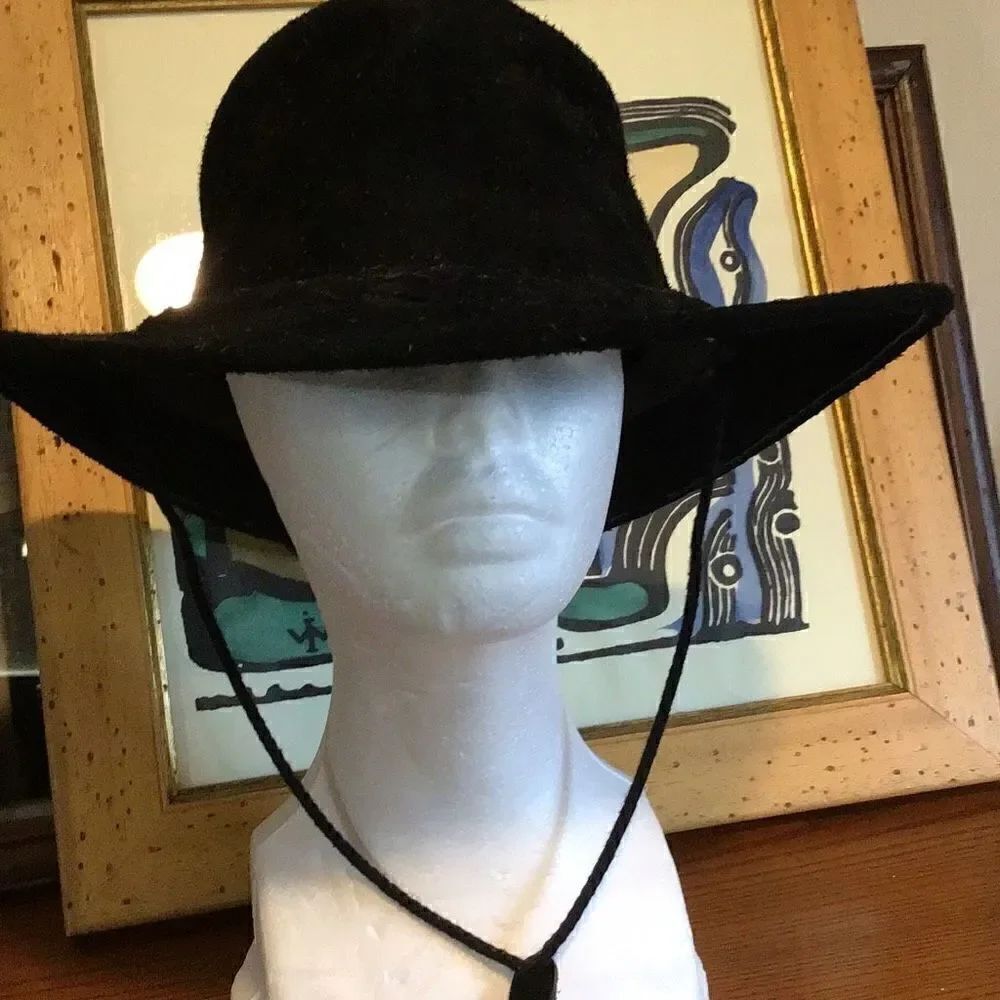 Hat￼ Cowgirl￼ Black suede by TAZ hats￼ Tasmania
